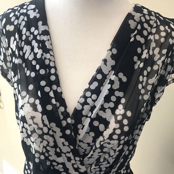 COPY - 👠Banana Republic black and white wrap top.  Size Medium - Picture 6 of 7
